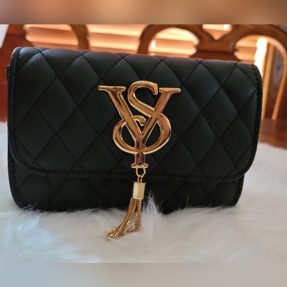 Cute clutch with chain shoulde strap.  Faux Leather.  Brand New 💎 - Picture 2 of 4